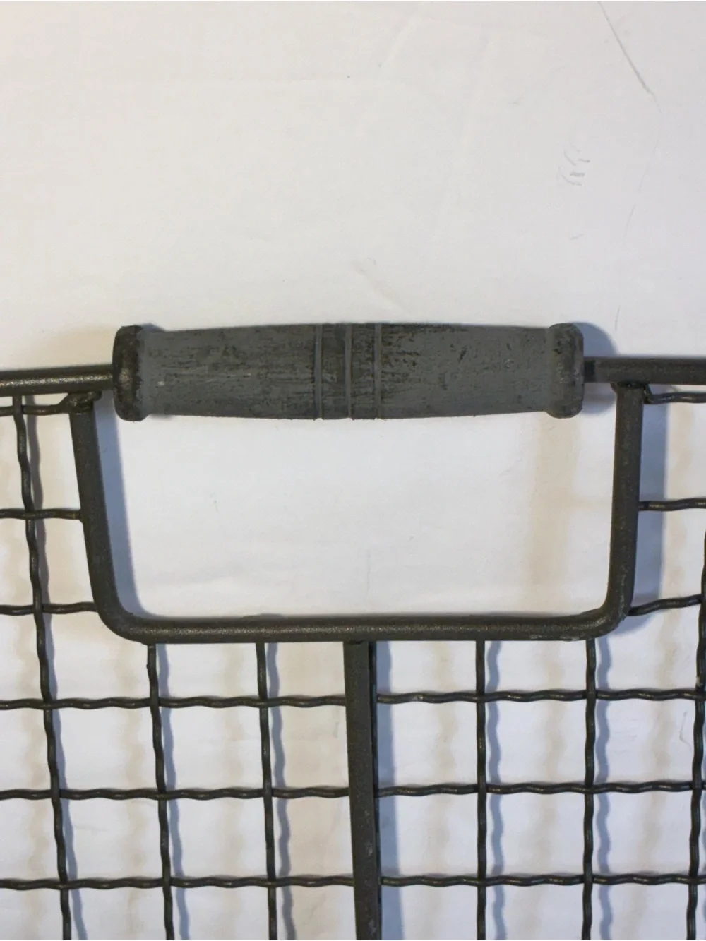 Vintage Industrial Wavy Wire Storage Basket with Wood Handles – Farmhouse Decor